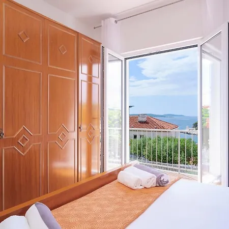 Rinada - Zf Hvar * Χβαρ