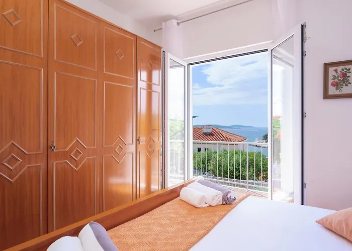 Rinada - Zf Hvar * هفار